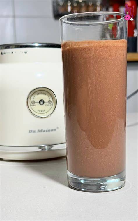 Preparazione smoothie cacao avena frullatore
