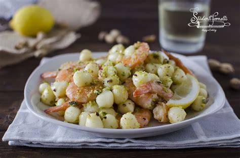 Piatto di gnocchi gamberi pistacchi