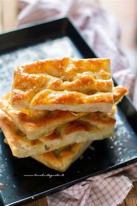 focaccia genovese con fossette e salamoia