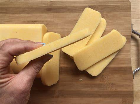 Panetto di polenta raffreddato tagliato