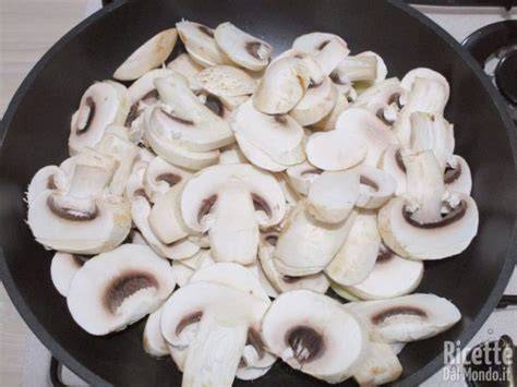 Funghi champignon affettati in padella