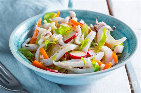 Contenitore con insalata di seppie in frigorifero