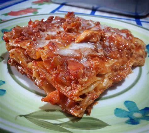 Strati di lasagna con ricotta e ragù