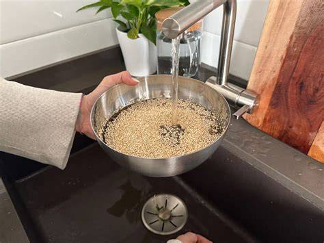 Lavaggio della quinoa sotto acqua corrente