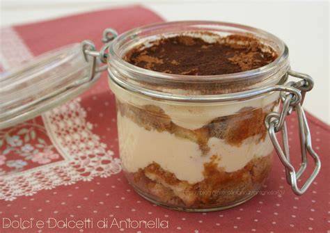 Tiramisù in barattolo tozzetti nocciola e fragolino