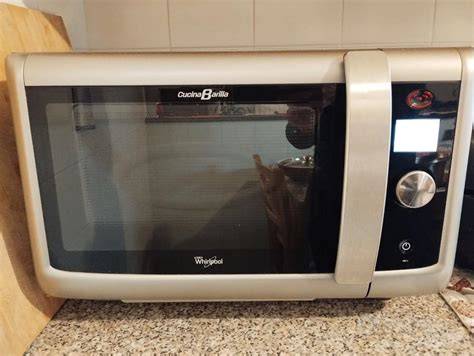 Forno microonde con teglia crisp
