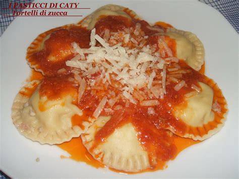 tortelli di magro con sugo di pomodoro