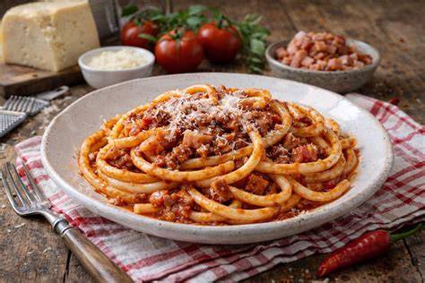 Bucatini amatriciana con baccalà e guanciale