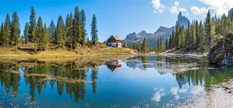Lago alpino austriaco tra montagne