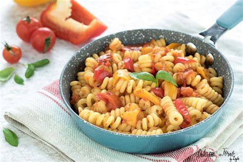 pasta alla peperonata con peperoni rossi gialli