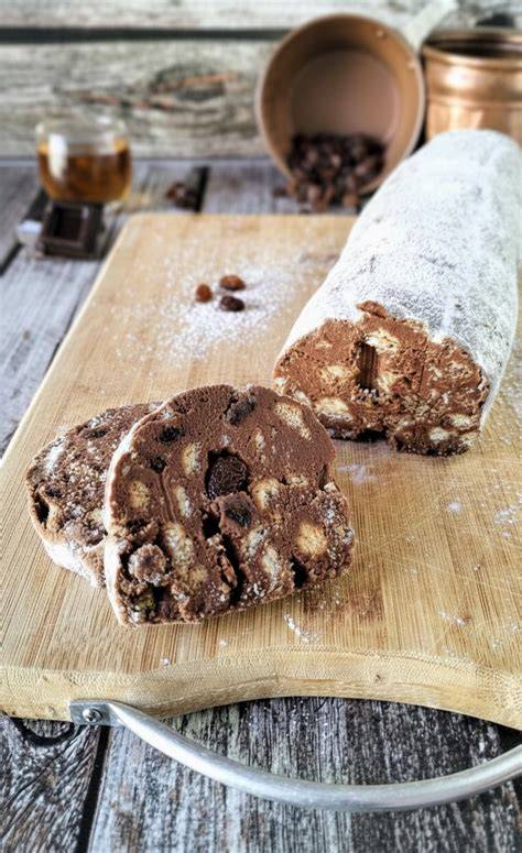 Preparazione salame di cioccolato con rum
