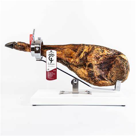 spalla di prosciutto nel porta prosciutto