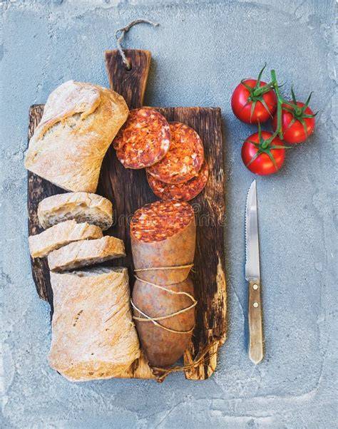 Pane e salame su tagliere rustico