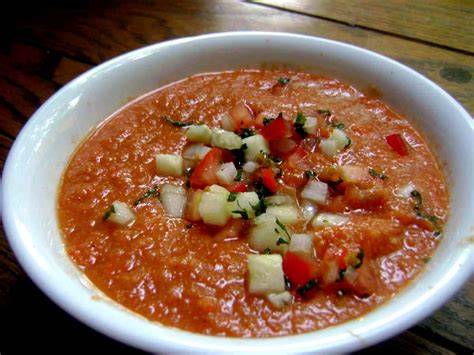 Gazpacho spagnolo con pomodori cetrioli peperoni
