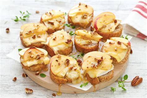crostini con Brie mele noci miele
