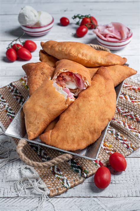 Calzone fritto salentino con pomodoro mozzarella