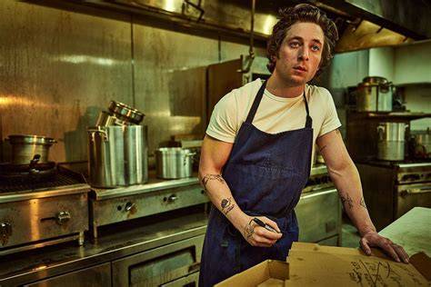 Jeremy Allen White chef in cucina ristorante