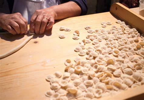 Preparazione artigianale delle orecchiette pugliesi