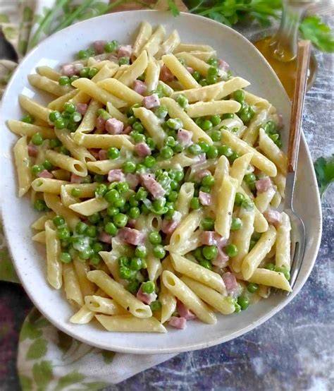 pasta cremosa con piselli e prosciutto