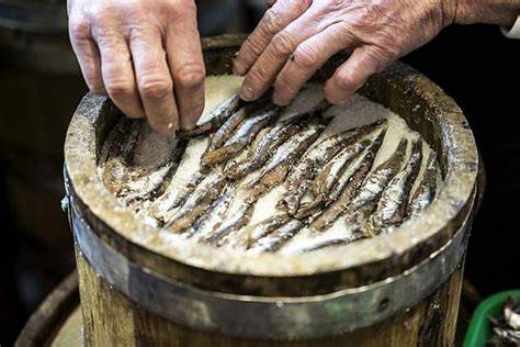 Produzione tradizionale della colatura di alici