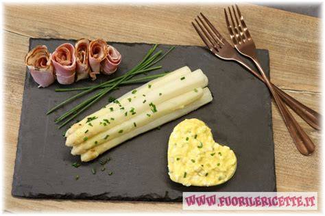 asparagi bianchi con salsa bolzanina