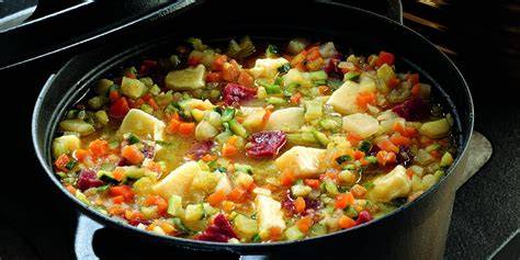 zuppa di verdure colorata in pentola