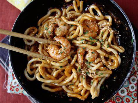 Udon con salsa cremosa di arachidi