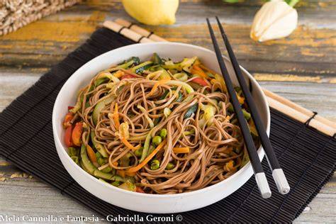 Noodles con verdure croccanti e arachidi