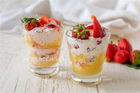 Fragole fresche e mousse estiva