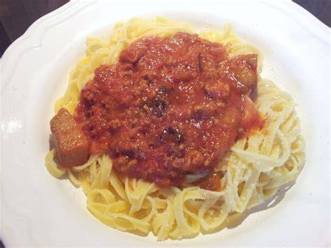 Tagliatelle con ragù macinato e funghi