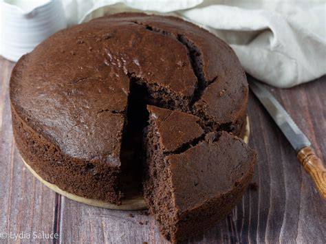 torta decorata con panna al cacao
