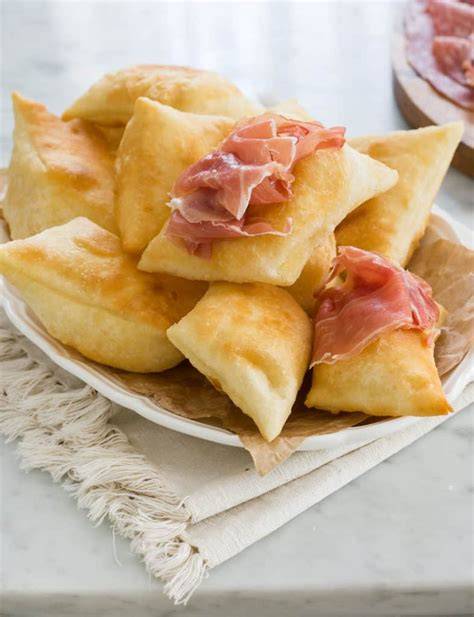 sfoglia di gnocco fritto tagliata a rombi