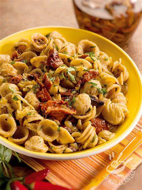 Orecchiette con funghi e pecorino