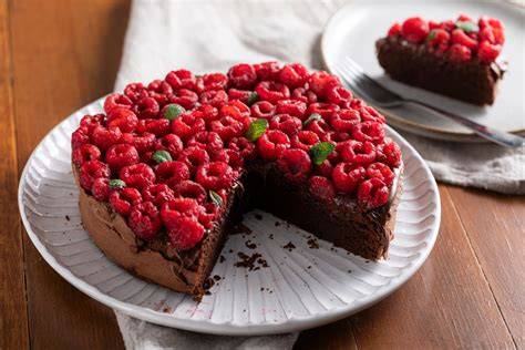 Torta tenerina ai lamponi decorata