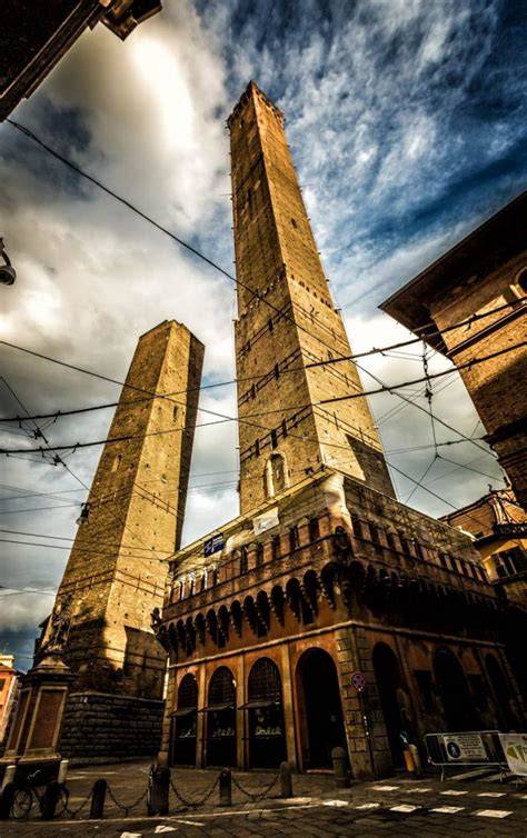 Tagliatella bolognese e Torre degli Asinelli