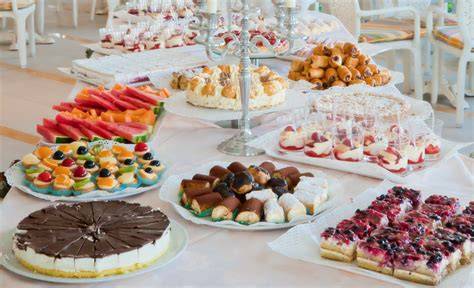 buffet di dolci colorato per festa