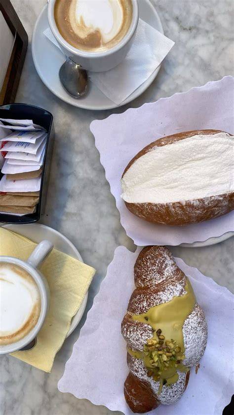 Colazione con croissant bomboloni e maritozzi