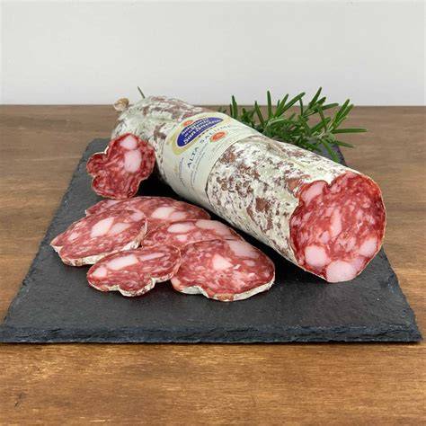 insaccatura manuale del salame nel budello