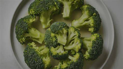 Broccolo verde con capolino centrale e germogli laterali
