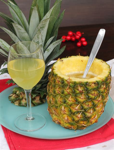 Flute con aperitivo ananas e prosecco