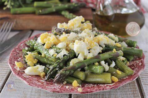 Insalata di asparagi e feta primaverile