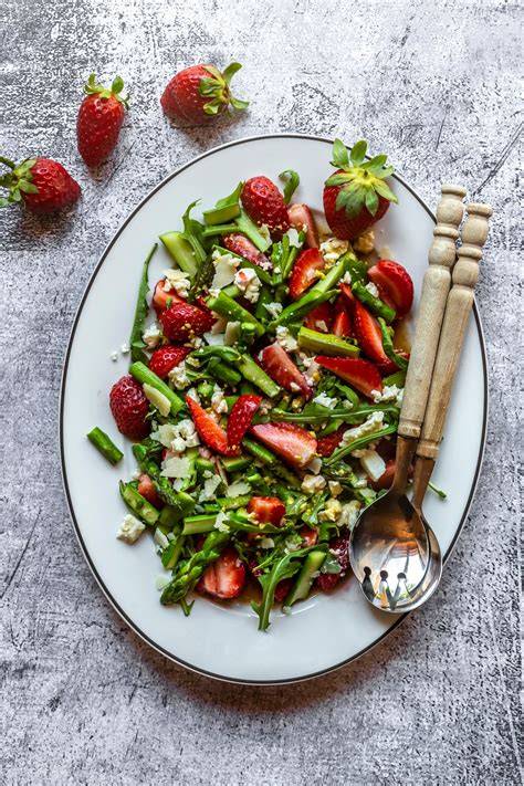 Insalata con asparagi feta fragole noci