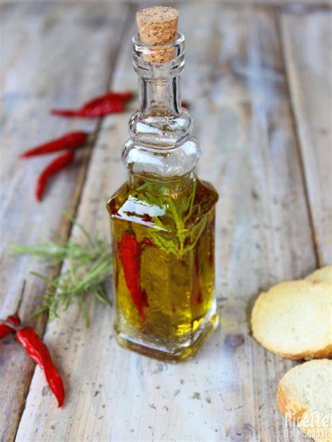 Olio piccante al rosmarino in bottiglia