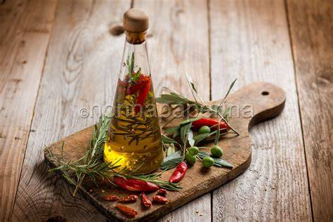 Rosmarino e peperoncini immersi nell’olio