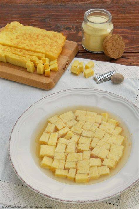 Zuppa imperiale emiliana con cubetti di semolino