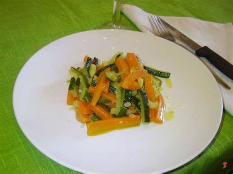 Nastri di zucchine e carote arrotolati