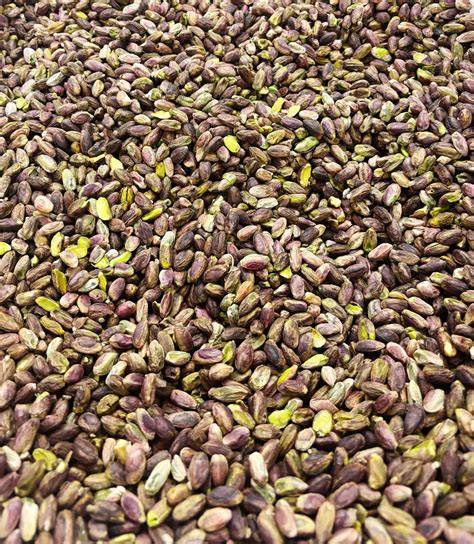 Pistacchi pelati e tostati su teglia