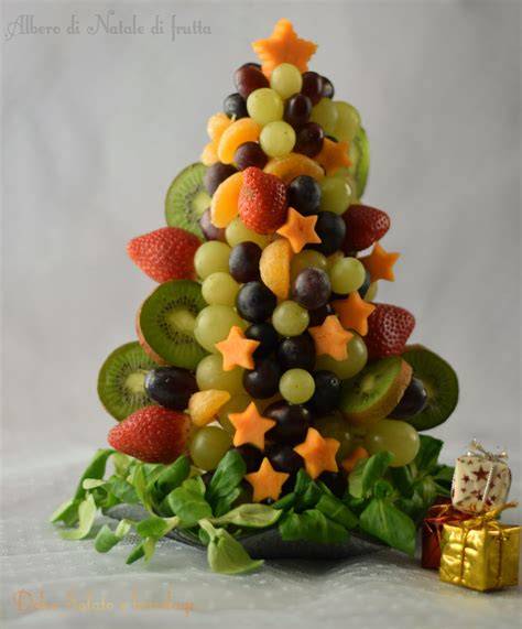 Albero natalizio di frutta con banane mandarini kiwi
