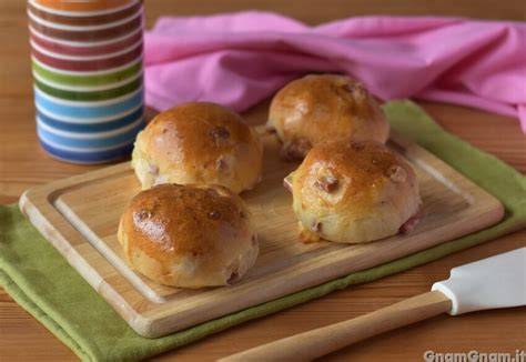 Vassoio di mini brioche salate assortite