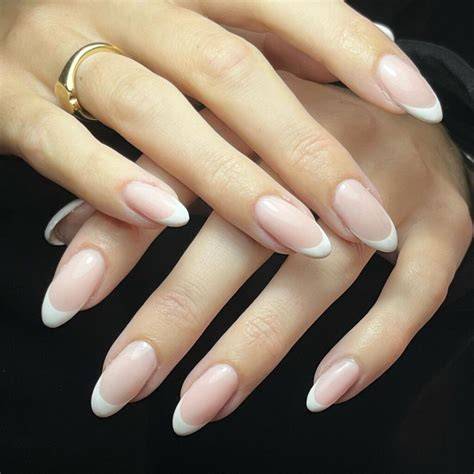 Unghie a mandorla eleganti con french